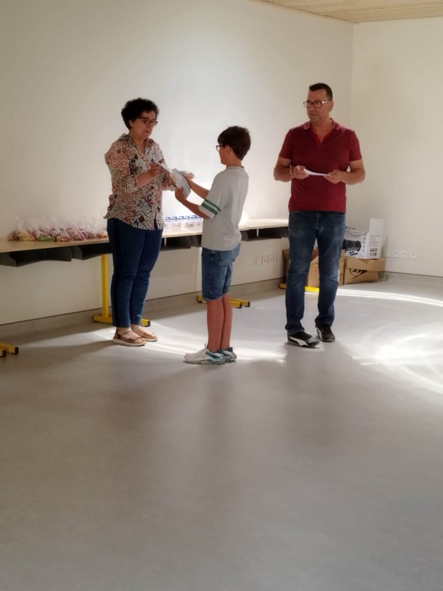 remise cadeau à un élève